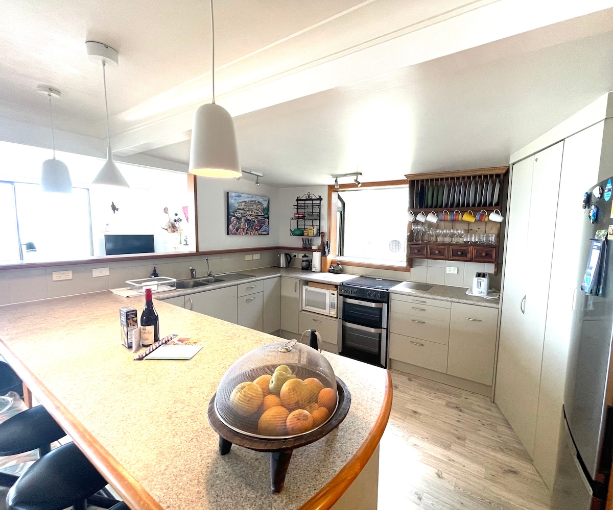 Full kitchen image 2